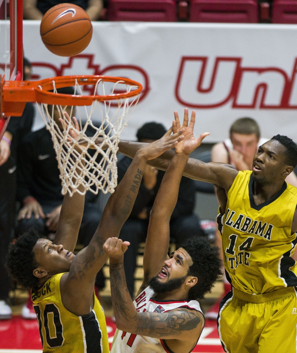 Men?s hoops travels to ohio for mac